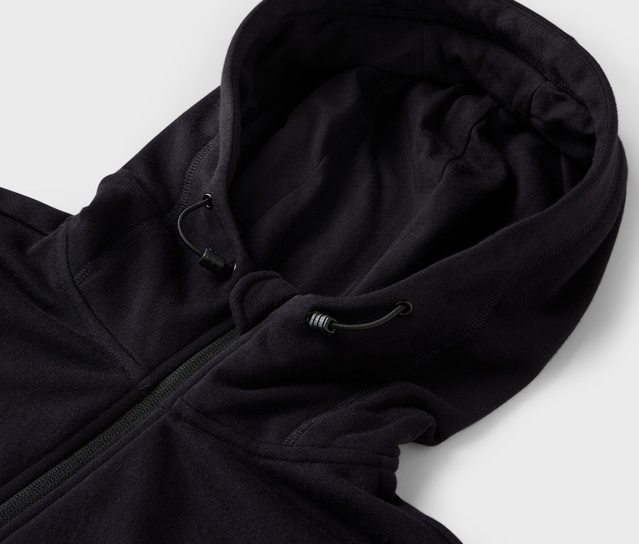Siyah kapüşonlu bir sweatshirt'ün detay görüntüsü, kapüşonunda büzgü ipleri bulunuyor.