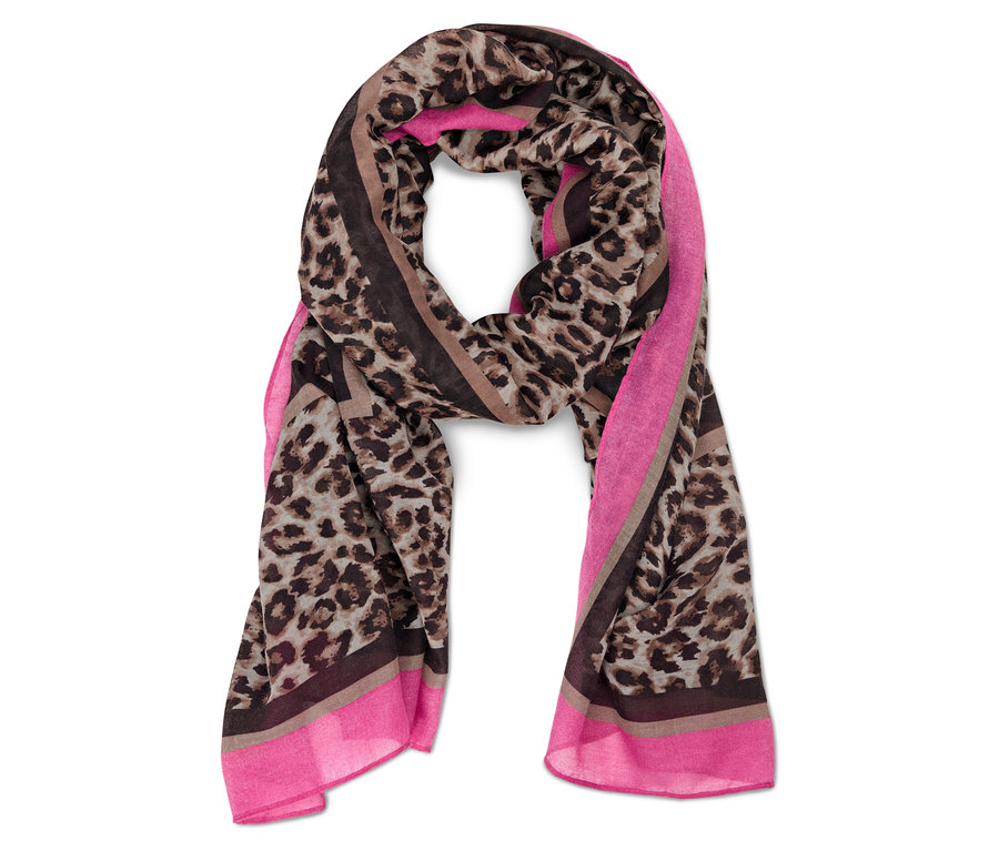 Leopar desenli ve pembe kenarlı şal.