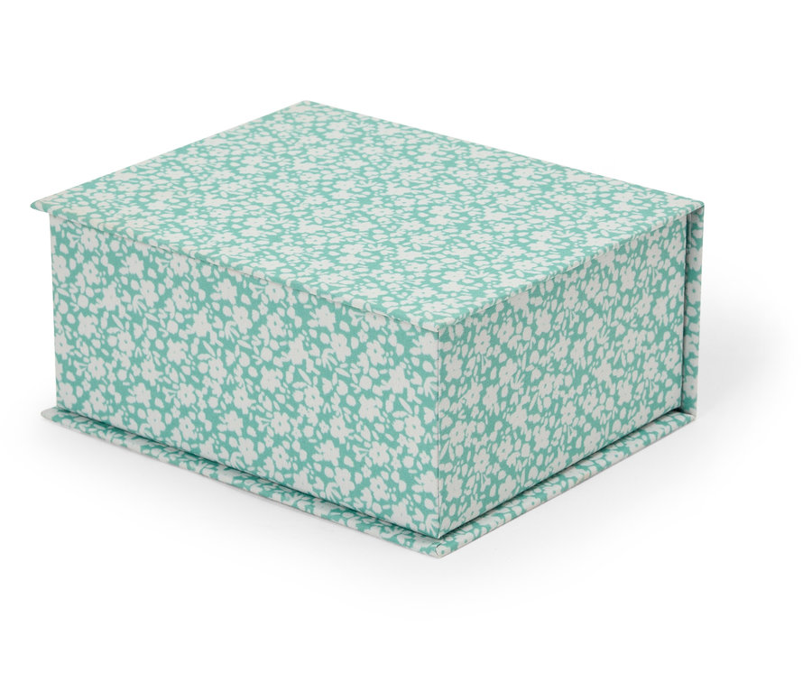 Mavi-yeşil çiçek desenli kapaklı kapalı kutu.