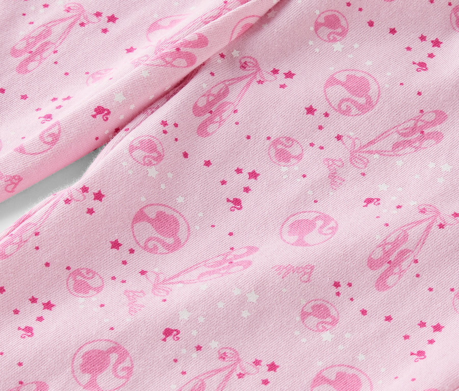 Balerin patikleri, yıldızlar ve Barbie silüetleri baskılı pembe kumaş detayı.
