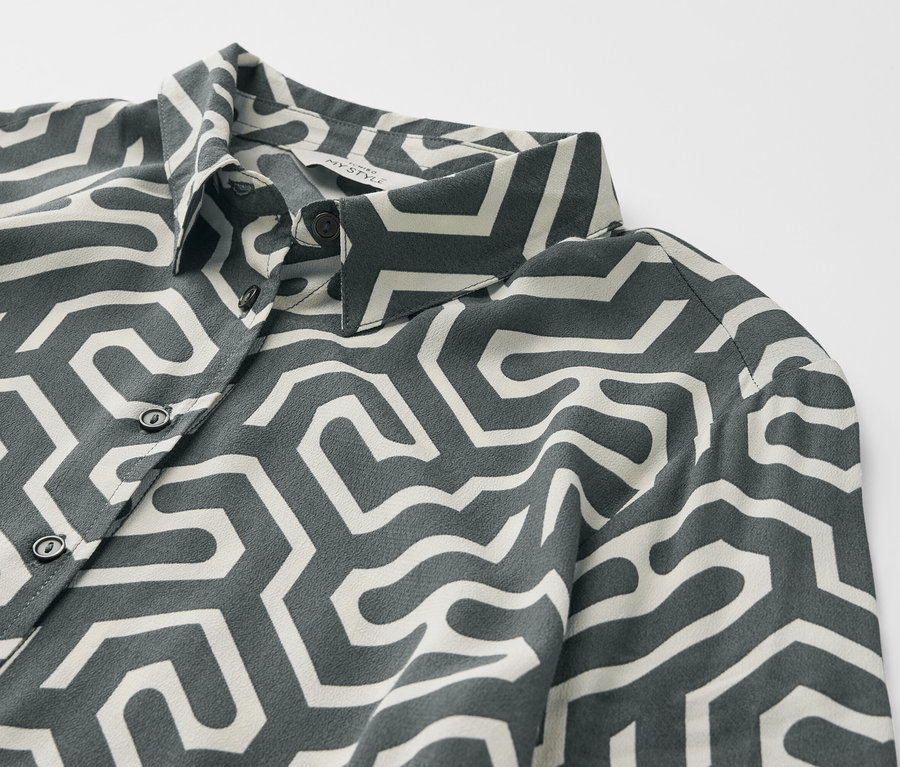 Geometrik desenli baskılı gömlek elbise detayı.