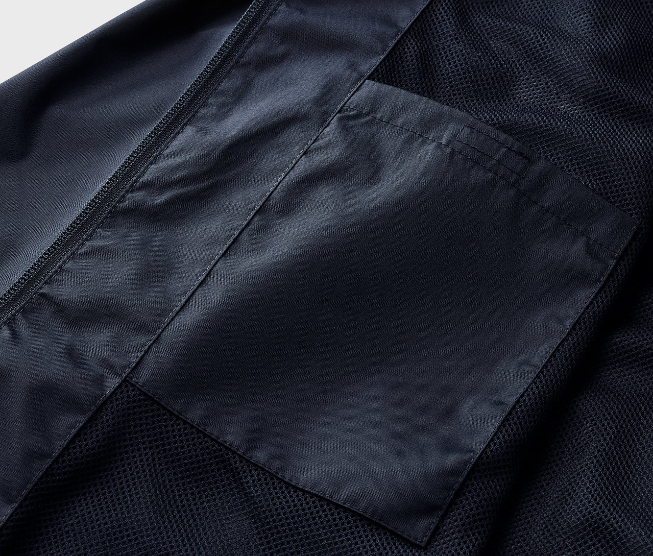 Cepli, lacivert bir yağmurluğun detayı.