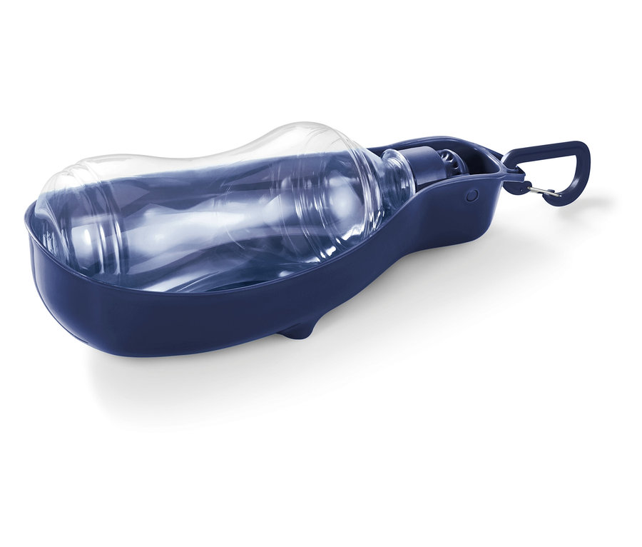 Mavi plastik kapta karabinalı şeffaf su şişesi.