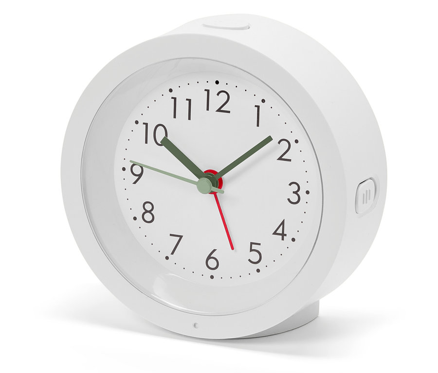 Analog kadranlı ve yeşil ibreli beyaz çalar saat zamanı gösteriyor.