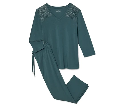 Uzun kollu ve pantolonlu yeşil pijama. Üst kısmın V yakası ve omuzlarında çiçekli dantel detayı var.