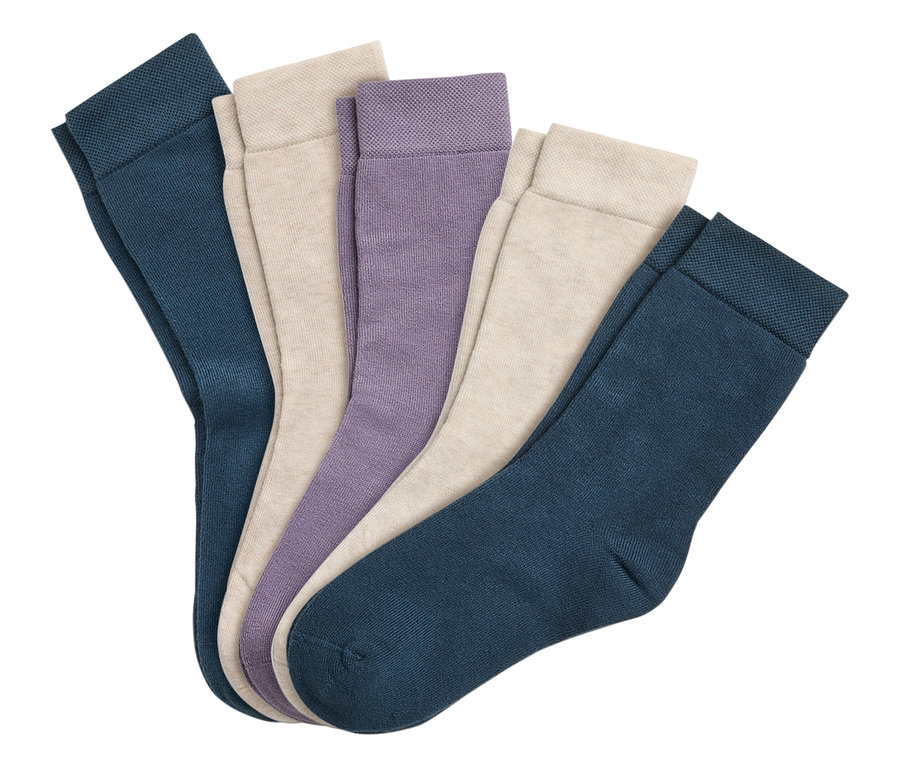 Lacivert, bej ve lila renklerde beş çift çorap.