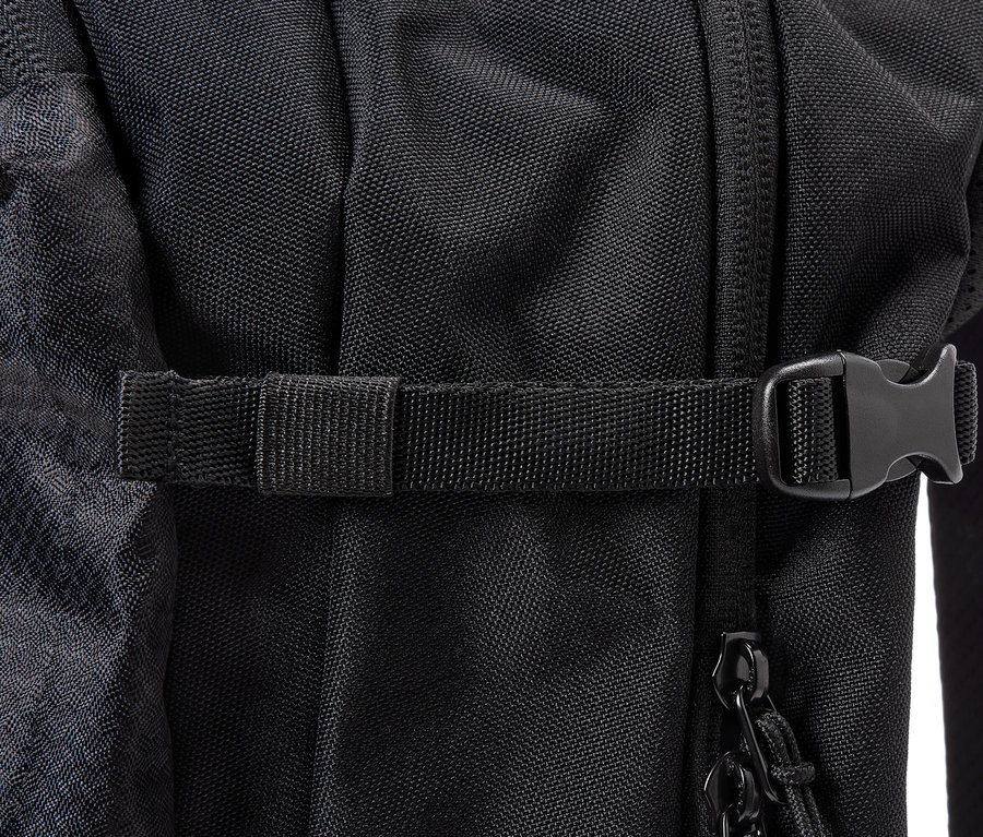 Siyah bir sırt çantasının bant ve tokası detay görünümü.