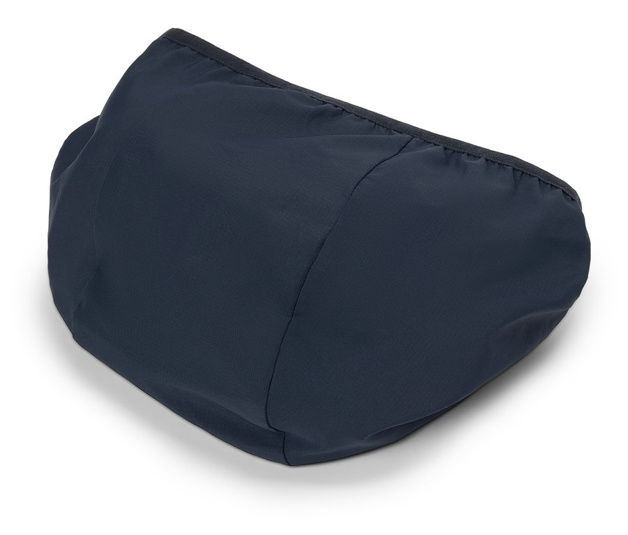 Beyaz bir yüzey üzerinde duran siyah kenarlı, koyu mavi bir başlığın yakın çekimi.