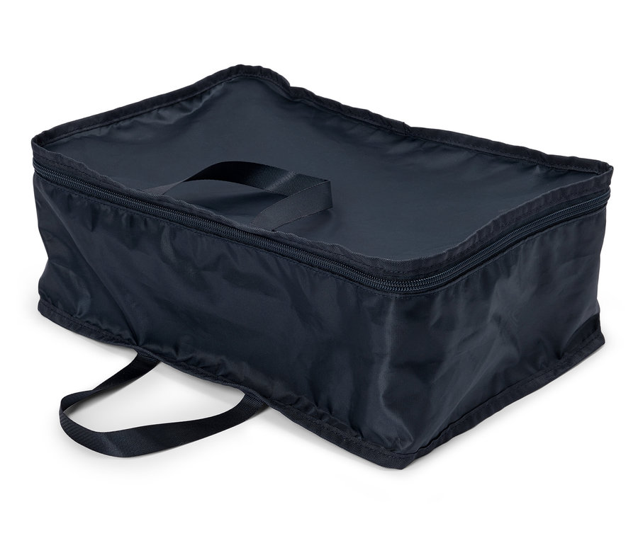 Fermuarlı ve taşıma saplı, dikdörtgen şeklinde, lacivert renkli bir saklama çantası beyaz bir yüzey üzerinde duruyor.