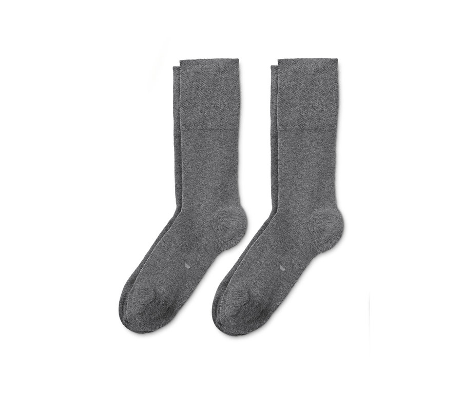 İki çift gri diyabetik çorap.