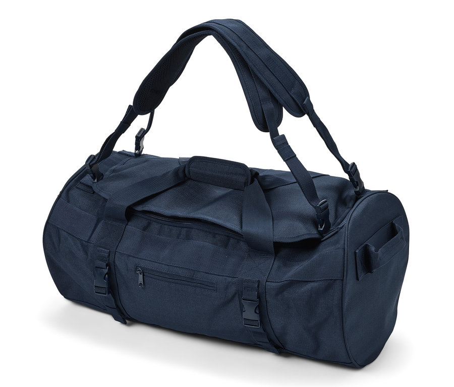 Lacivert renkli bir seyahat çantası ve sırt çantası beyaz bir zeminde duruyor.