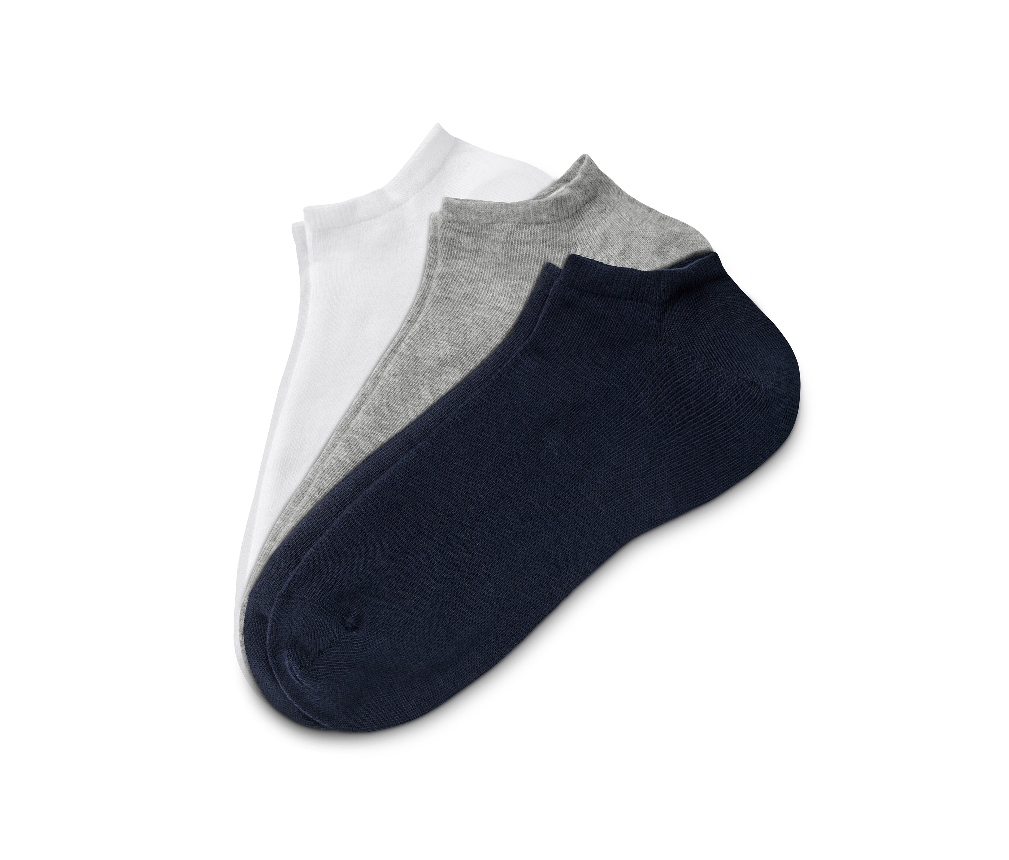 Beyaz, gri ve lacivert renklerde üç çift sneaker çorabı.