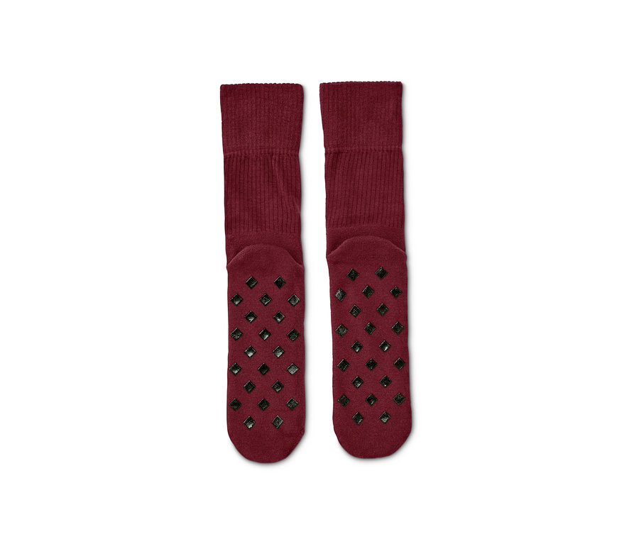 İki çift bordo kaymaz çorap. 