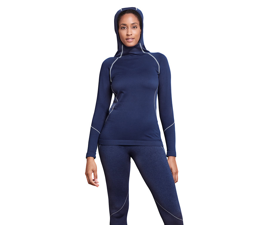 Kadın Kapüşonlu Dikişsiz Fonksiyonel Üst giyiyor