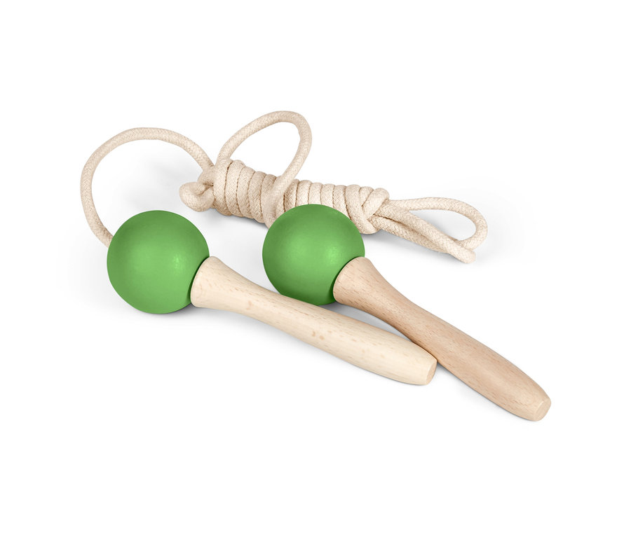 Ahşap saplı ve yeşil toplu iki atlama ipi beyaz bir arka plan üzerinde duruyor.