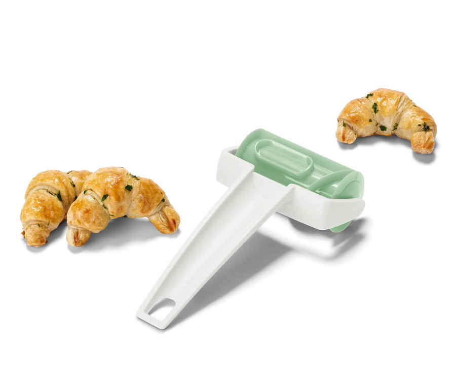 İki adet pişmiş kruvasan ve bir kruvasan rulosu.