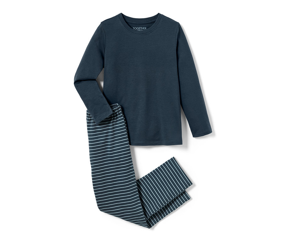 Çizgili pantolonlu mavi çocuk pijaması.