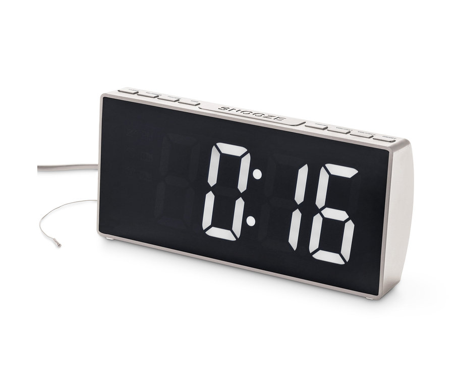 0:16 saatini gösteren dijital bir XXL Radyolu Çalar Saat'in yakın çekimi.