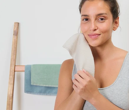 Kadın yüzünü bir adet mikrofiber makyaj temizleme havlusuyla siliyor