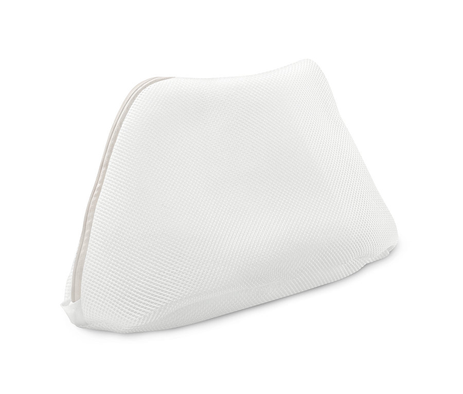 Beyaz fermuarlı ayakkabı yıkama filesi beyaz bir zeminde duruyor.