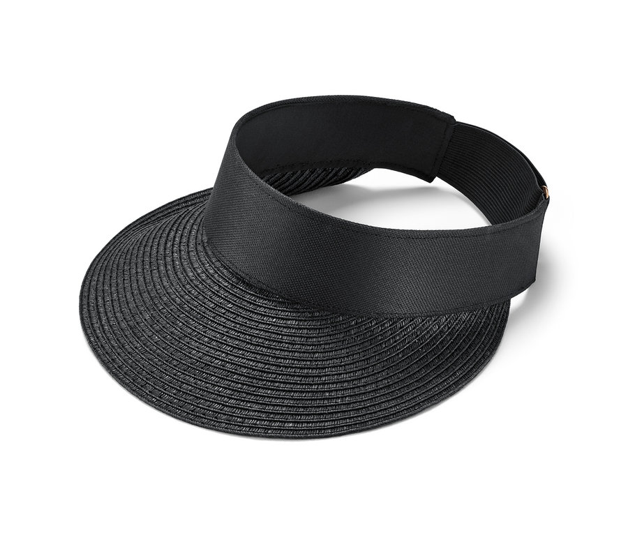 Siyah vizör şapka.