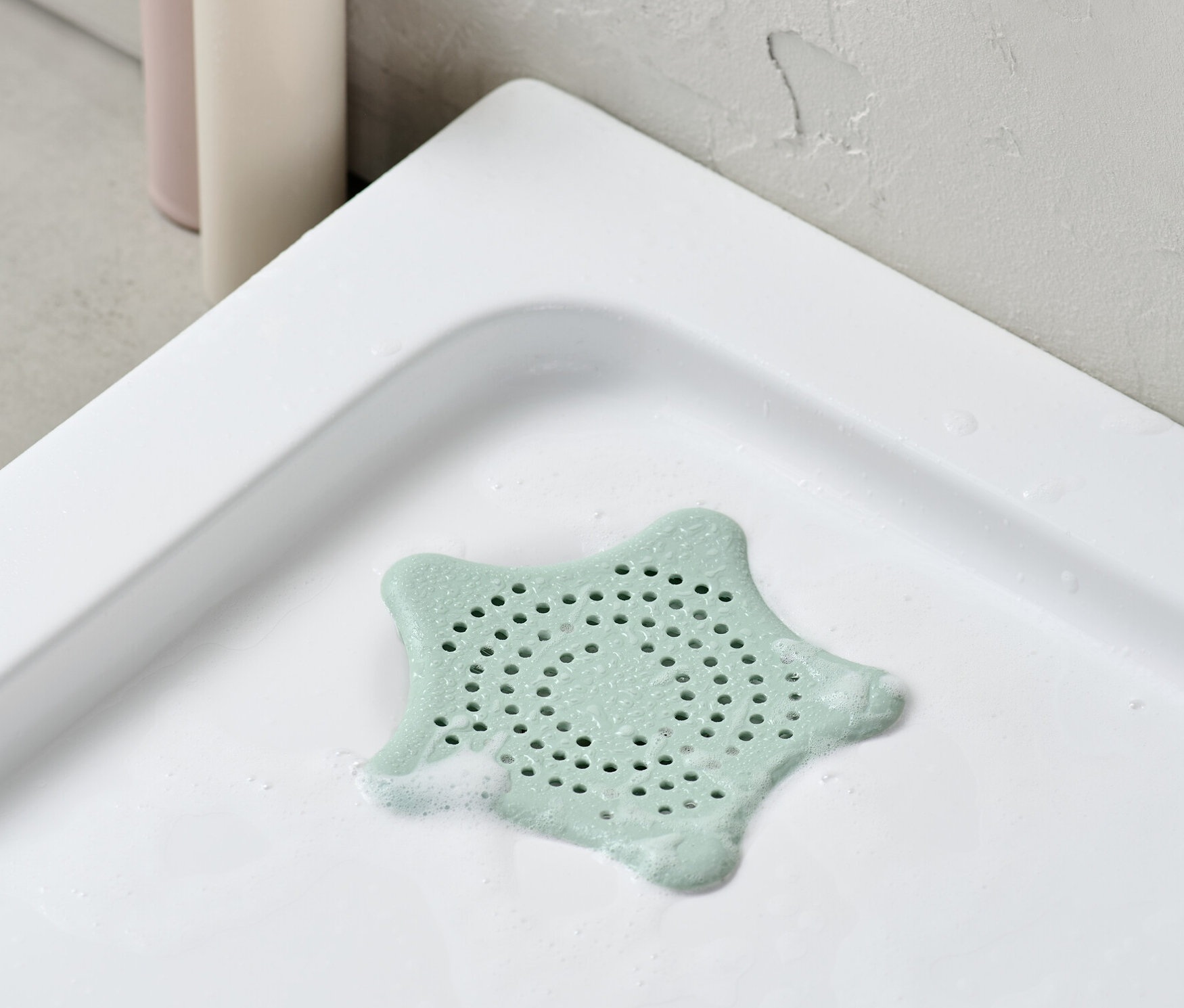 Bir gider süzgeci duş teknesinde duruyor.