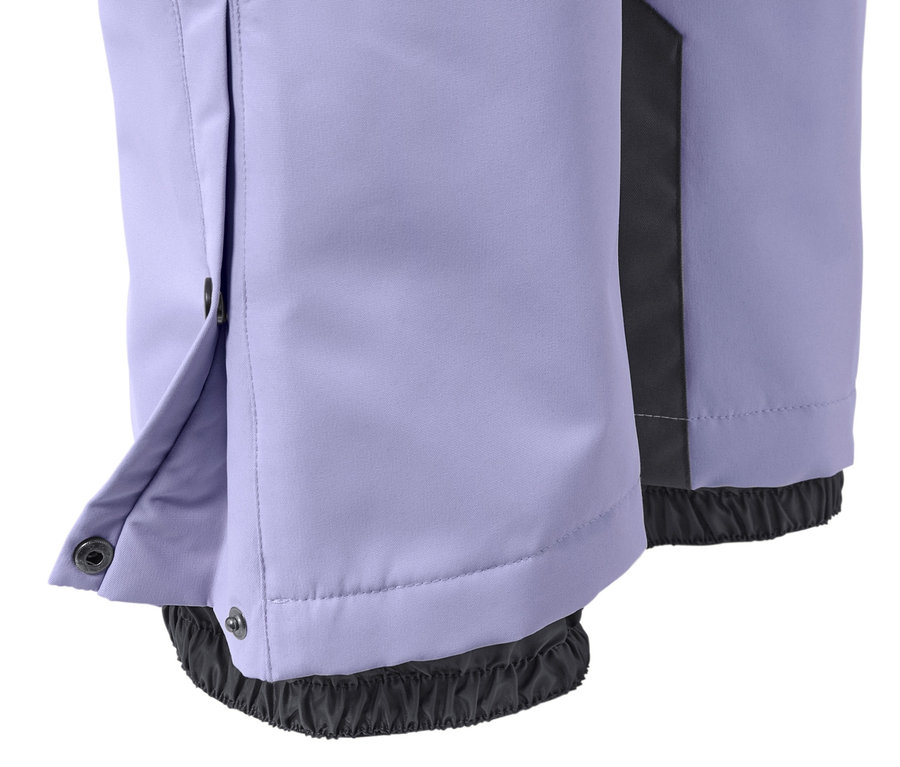 Paçası açık lila kayak ve snowboard pantolonu detayı.