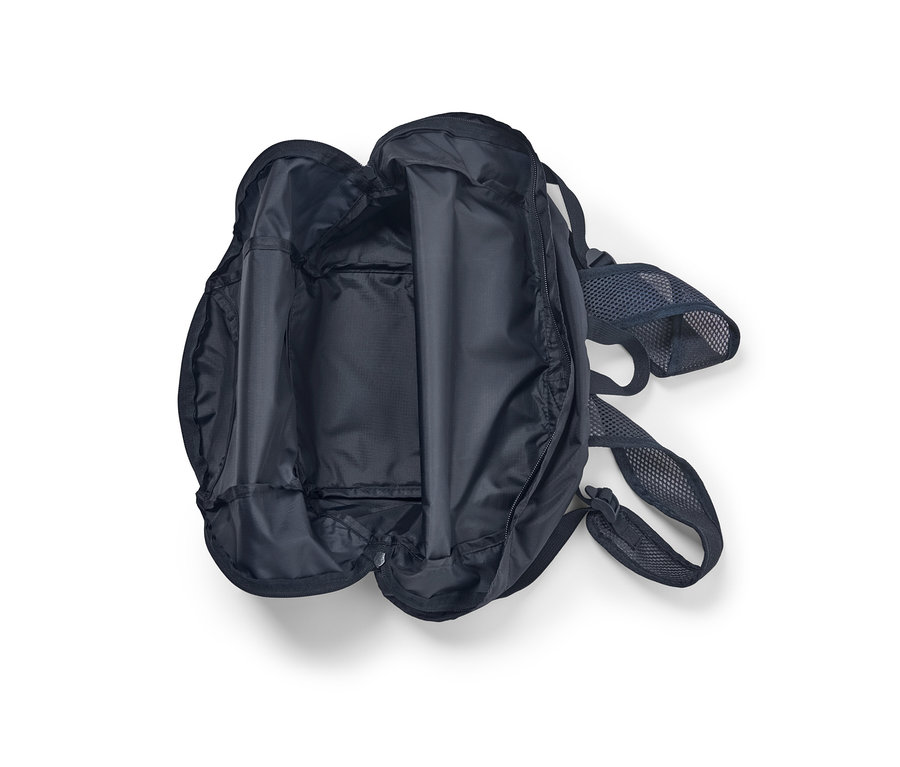 Açık, boş, koyu mavi, katlanabilir sırt çantası.