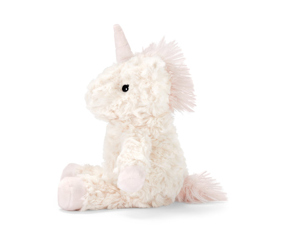 Bej renkli pelüş oyuncak »Unicorn« beyaz bir arka planda oturuyor.