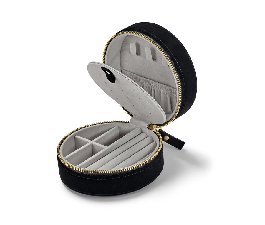 İçi gri kumaşlı, açık, küçük, siyah takı kutusu.
