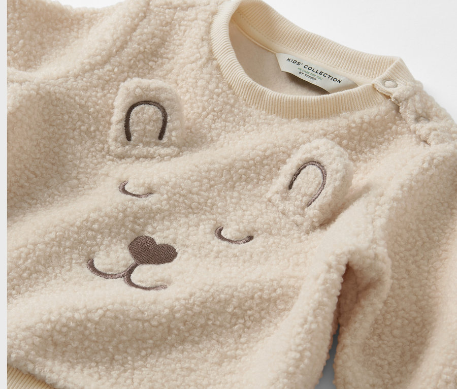 Ayı yüzü olan çocuk Teddy Sweatshirt'ünün yakın çekimi