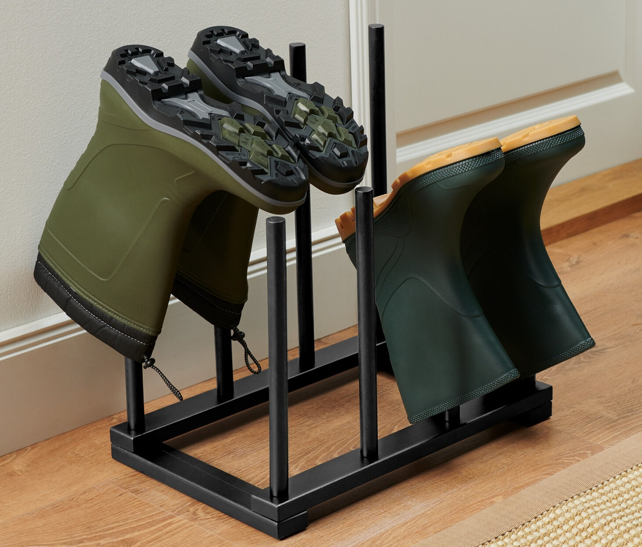 Çizme askısında iki çift yeşil lastik çizme.