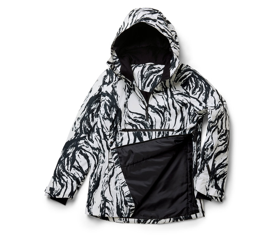 Fermuarlı ve kapüşonlu, hayvan desenli, beyaz ve siyah bir ceket.