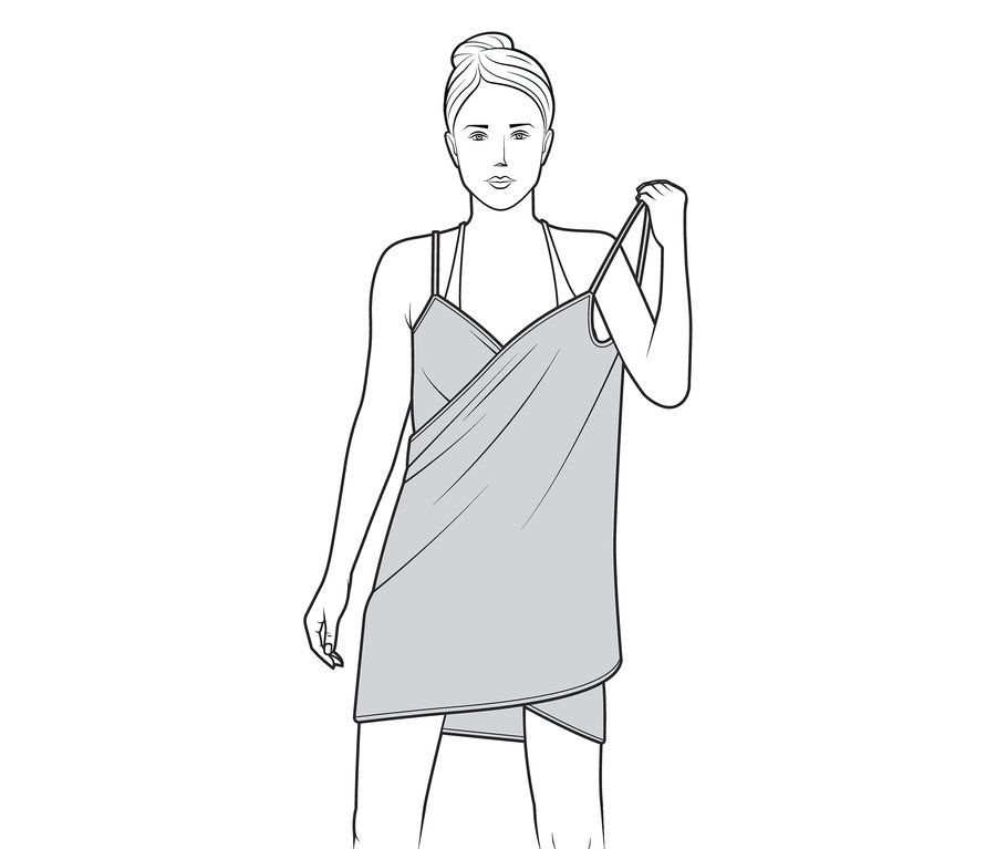 Kadın havlu elbise tutuyor.