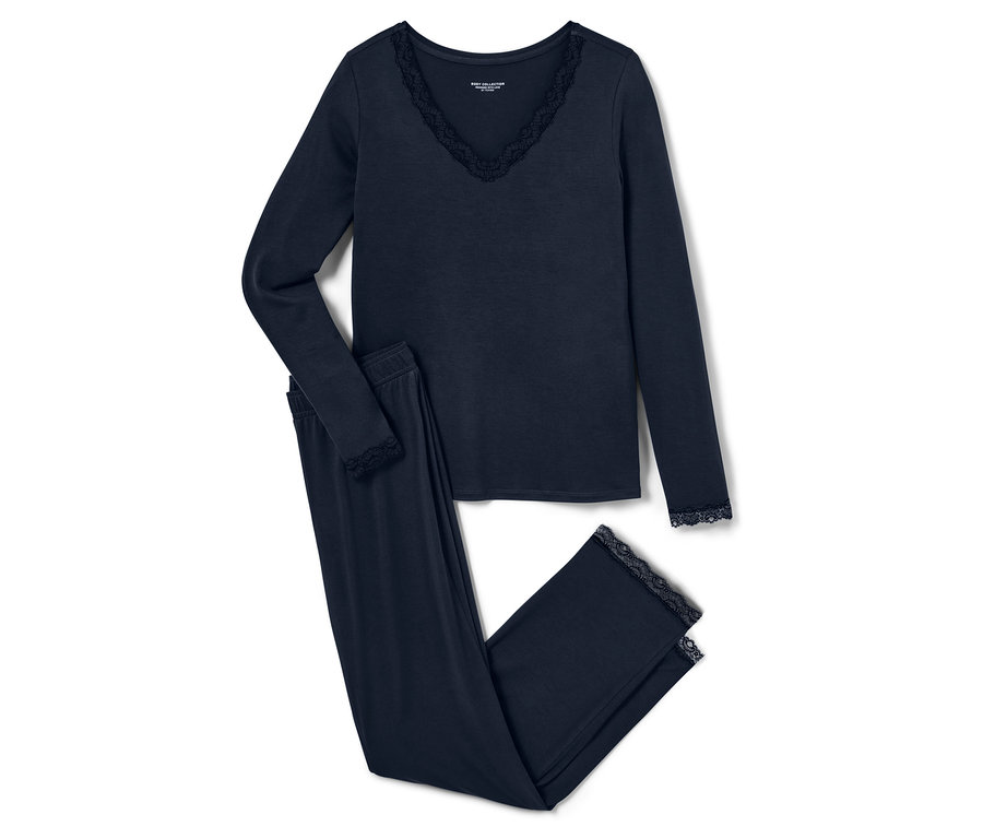 Laceli, uzun kollu, lacivert bir pijama beyaz bir arka plan üzerinde duruyor.