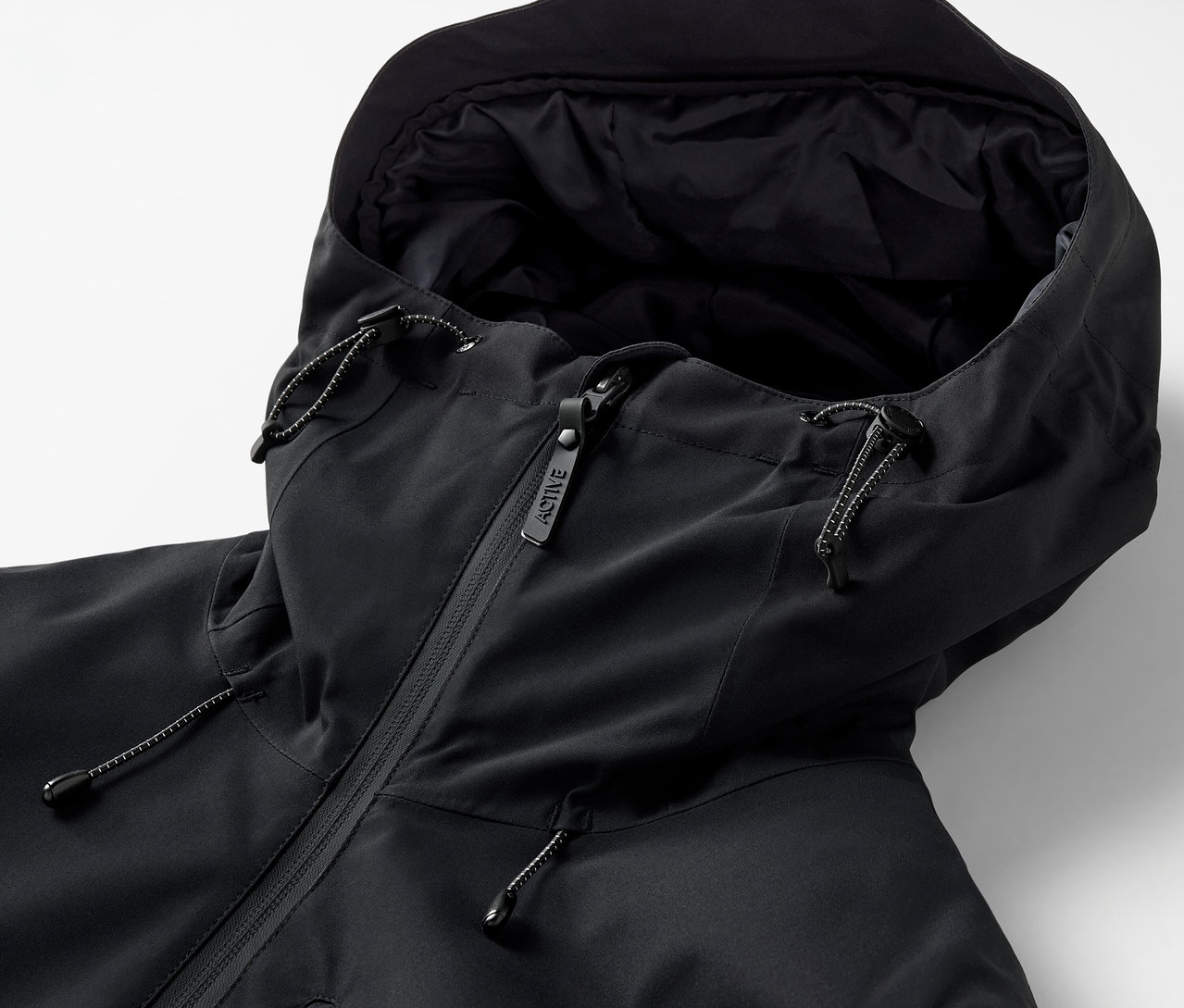 Kapüşonlu ve fermuarlı siyah bir ceketin yakın çekimi.