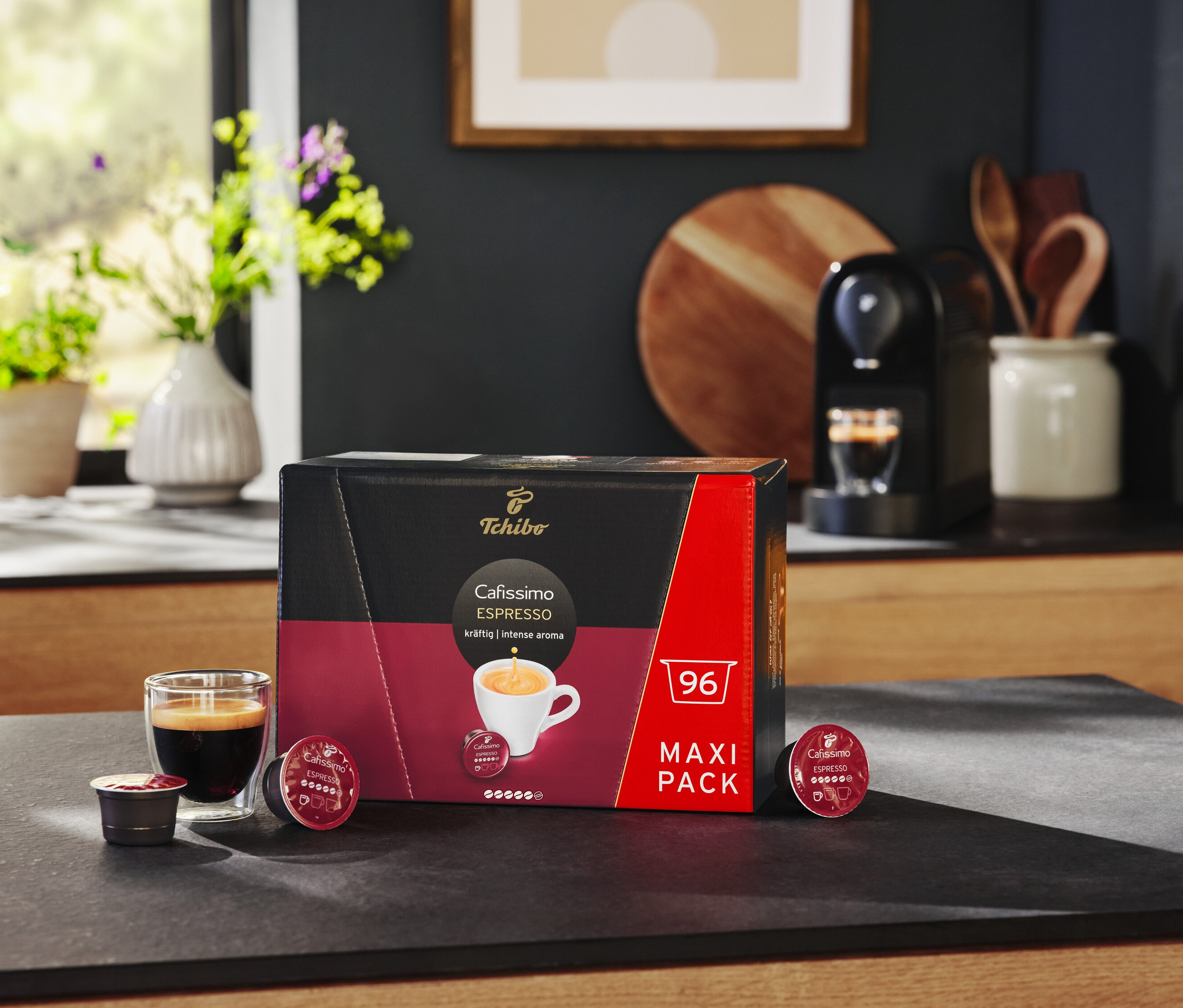 Siyah Cafissimo Pure+ ve bir paket Espresso Intense Aroma - 96 Kapsül tezgahta.