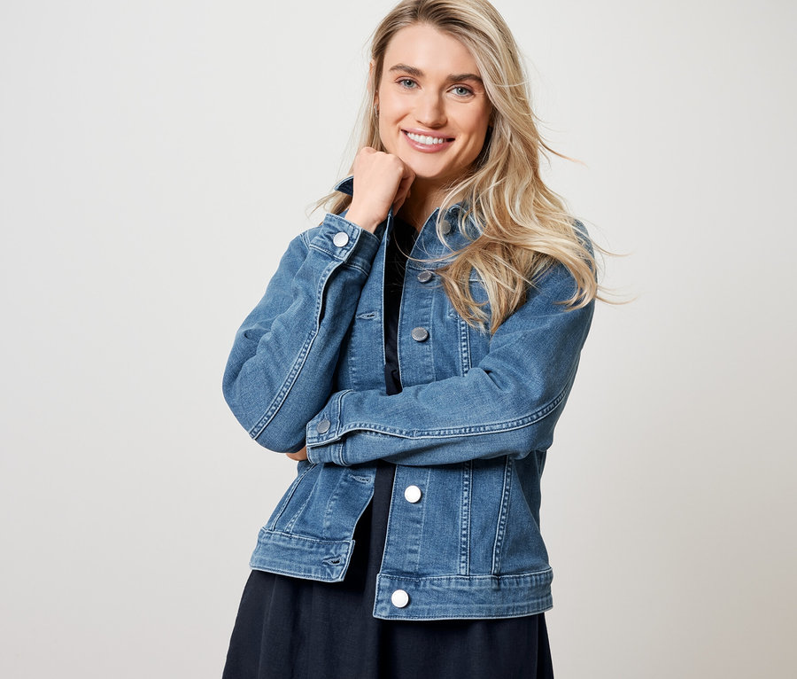 Kadın Kot Ceket ve Keten Elbise ile poz veriyor.