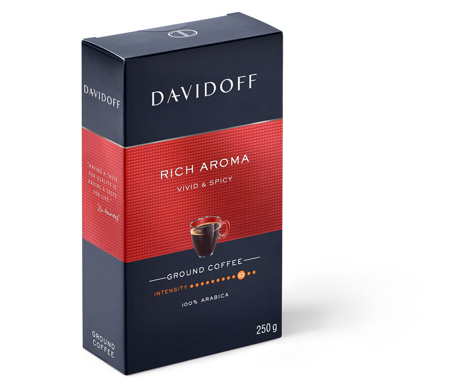 Bir paket Davidoff Rich Aroma öğütülmüş kahve beyaz bir arka planda duruyor.