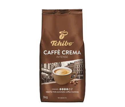Kahve fincanı çizimi olan kahverengi bir paket Tchibo Caffè Crema Intense kahve çekirdekleri.