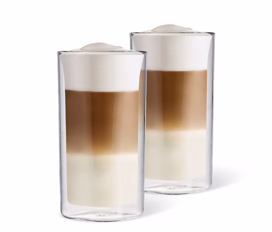 Süt, kahve ve köpük katmanları olan iki Latte Macchiato Bardağı.