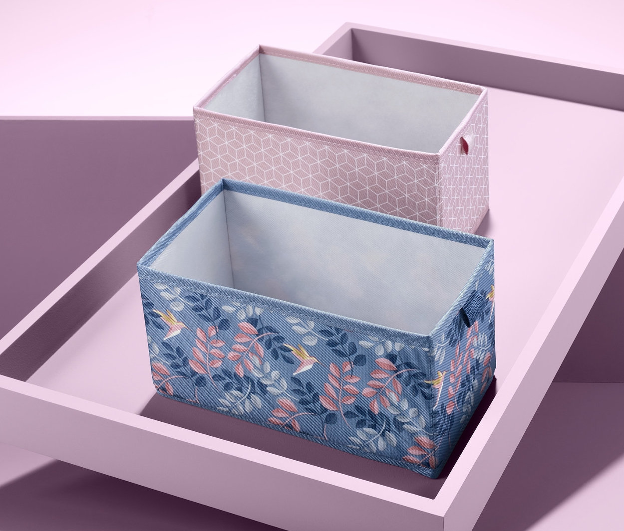 Eğimli bir tepside iki adet dikdörtgen Çekmece Düzenleme Kutusu.