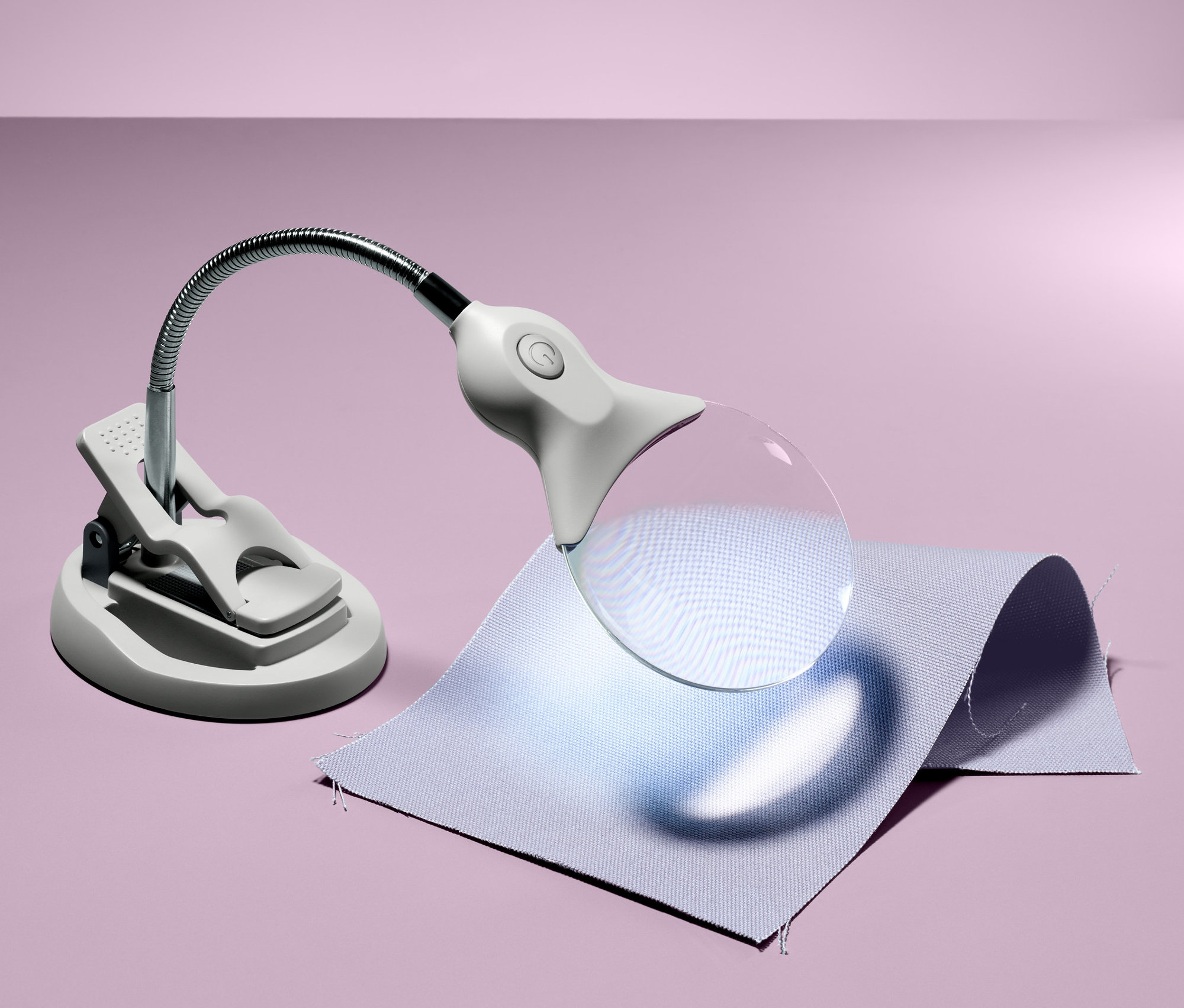 LED ışıklı çalışma büyüteci bir kağıdın üzerinde duruyor.