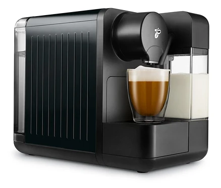 Siyah Cafissimo milk kahve makinesi ve bir fincan kahve.