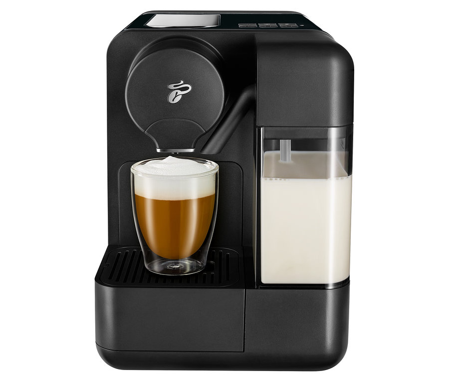 Siyah Cafissimo milk kahve makinesi, fincanda kahve ile birlikte.