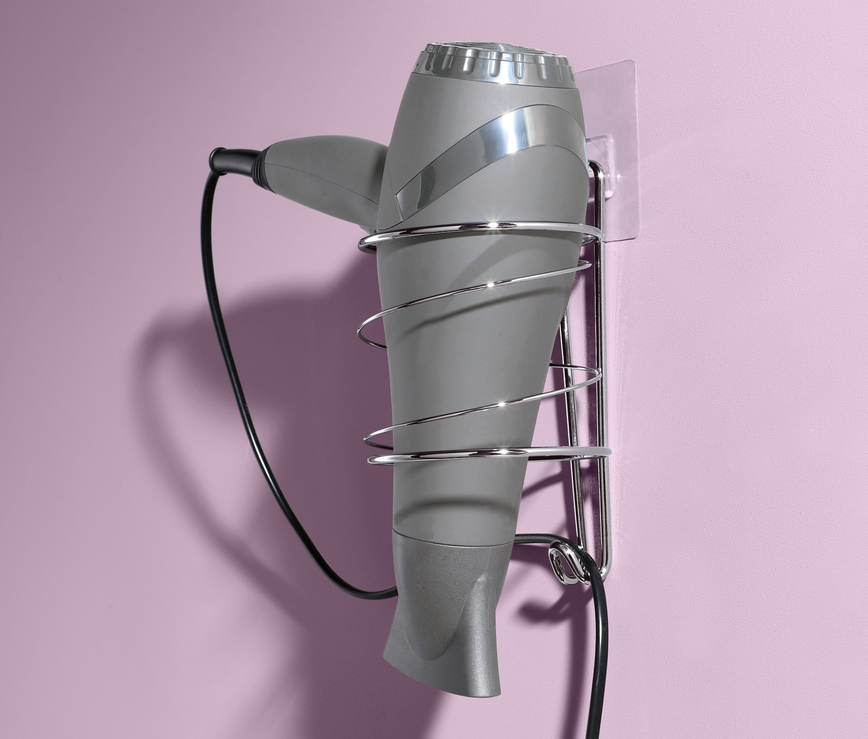 Saç kurutma makinesi tutucuda duran gri saç kurutma makinesi.