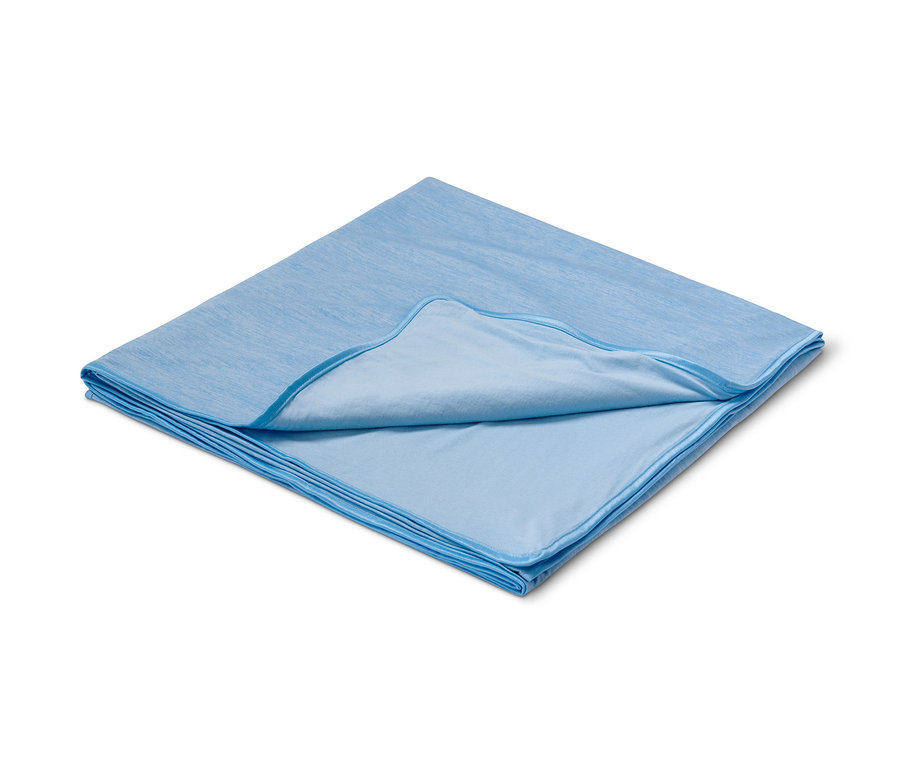 Açık mavi serinletici battaniye beyaz bir zeminde katlanmış.