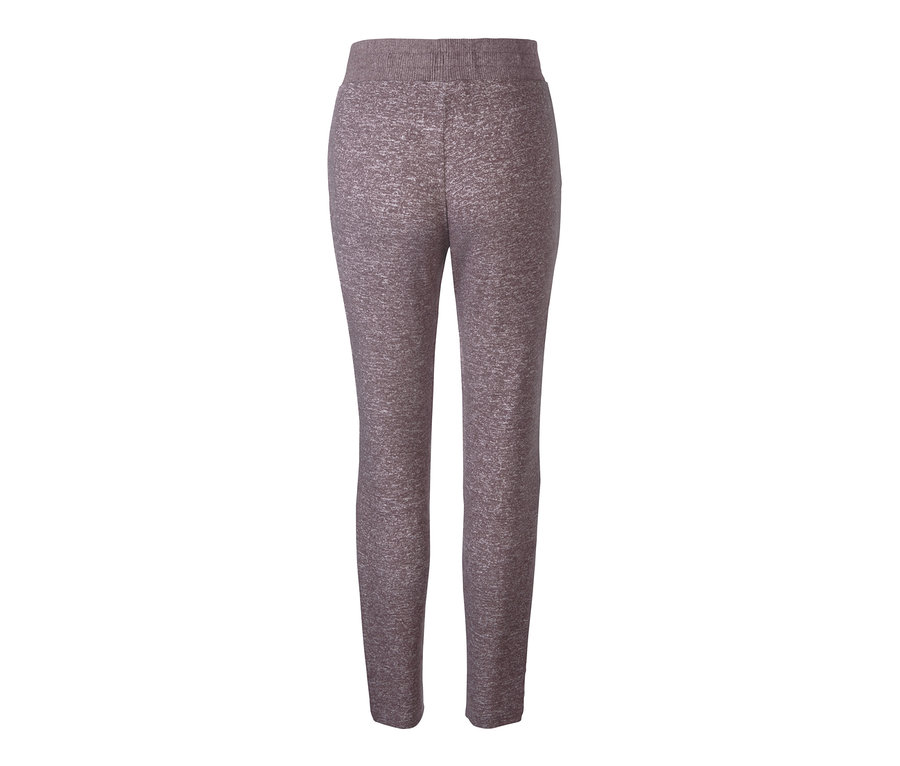 Beyaz bir arka plan üzerinde kahverengi rahat bir pantolon.