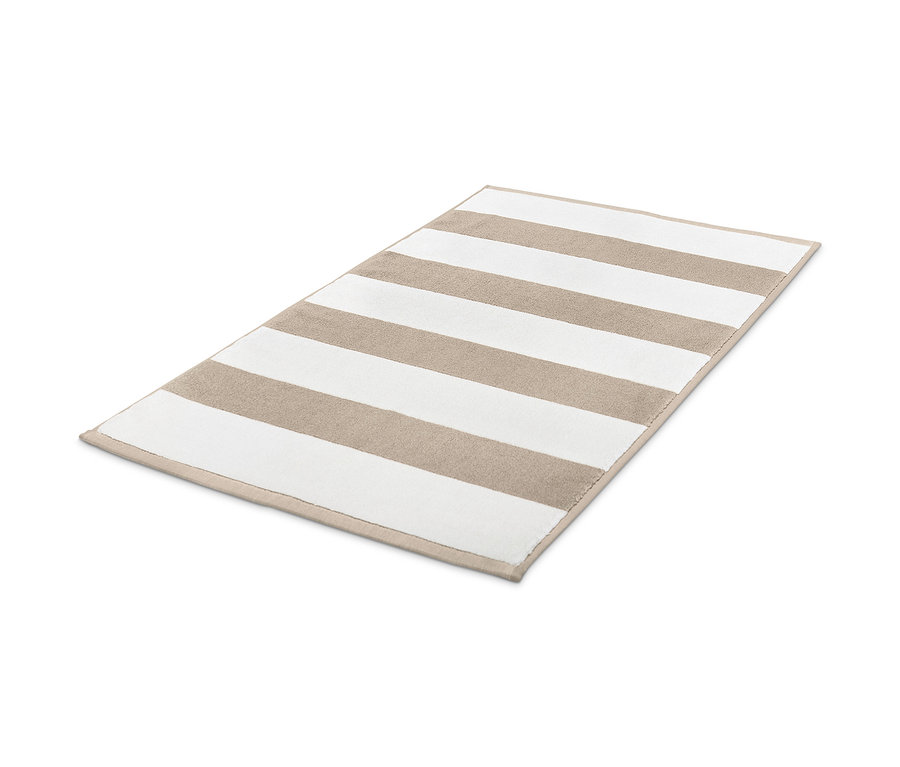 Bej ve beyaz çizgili, kaliteli bir duş paspası.