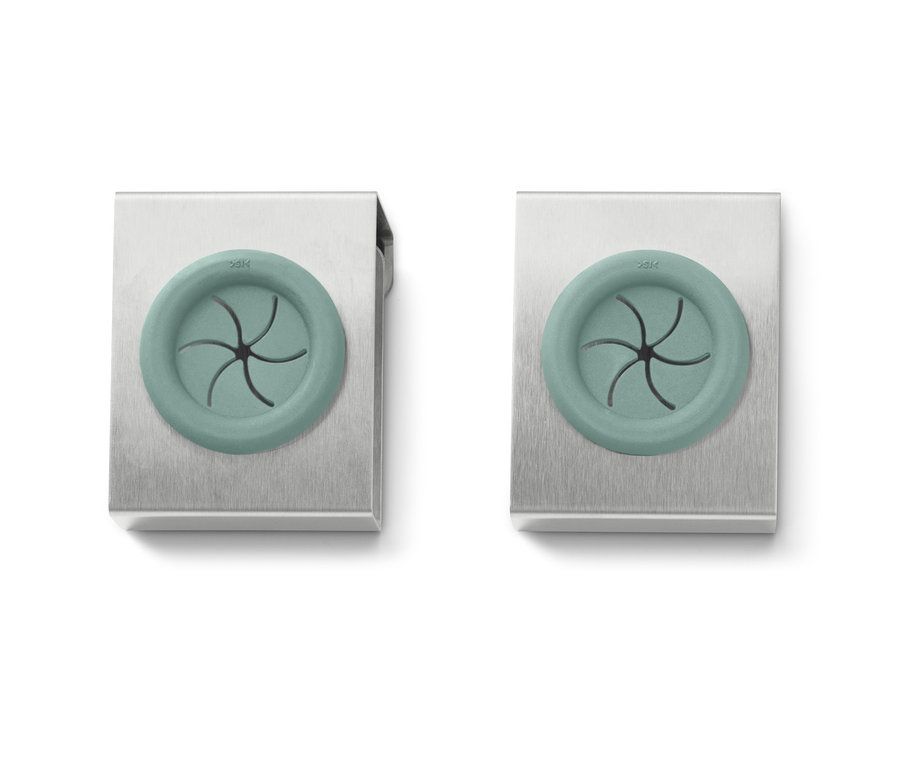 İki adet bulaşık bezi tutucu.